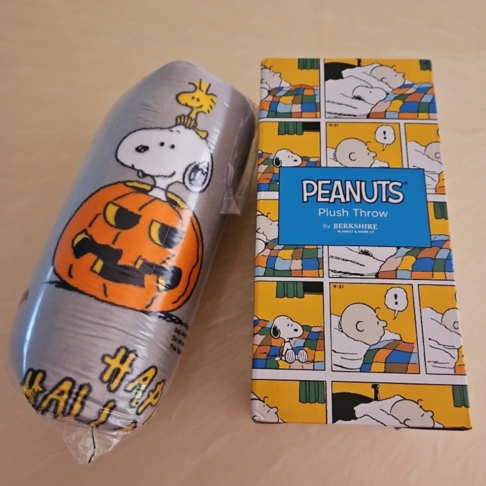 Snoopy & Woodstock Halloween plush blanket by Berkshire - Brand New Sealed